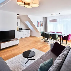 Myfavorit - Spacious Next To Puplic Transport U1 Direct Connection To Citycenter Appartement Wenen